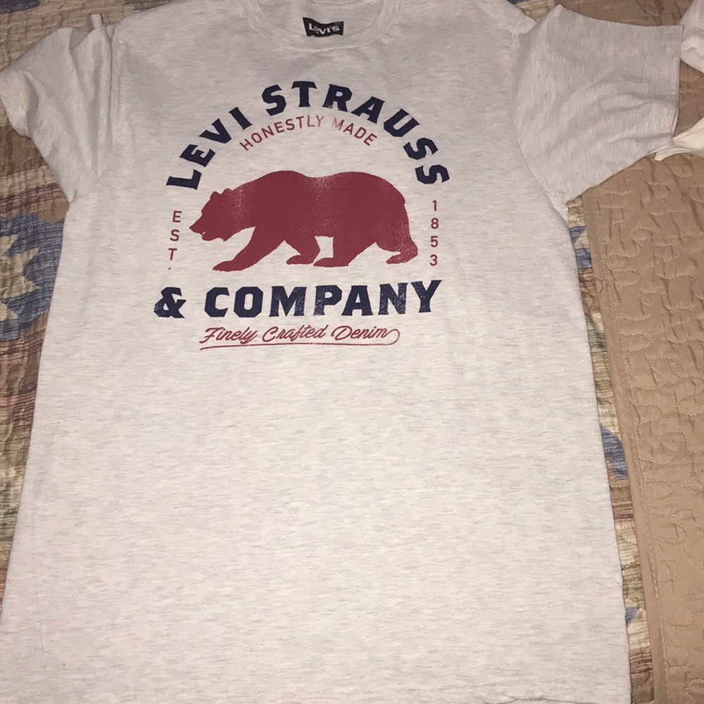 I’m selling a never worn Levi short sleeve tee